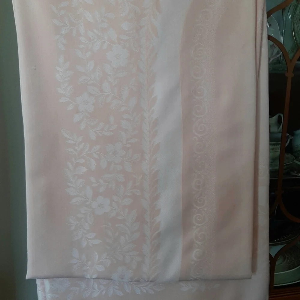 Vtg Damask Pastel Pink Tablecloth and 6 Piece Napkin Set.